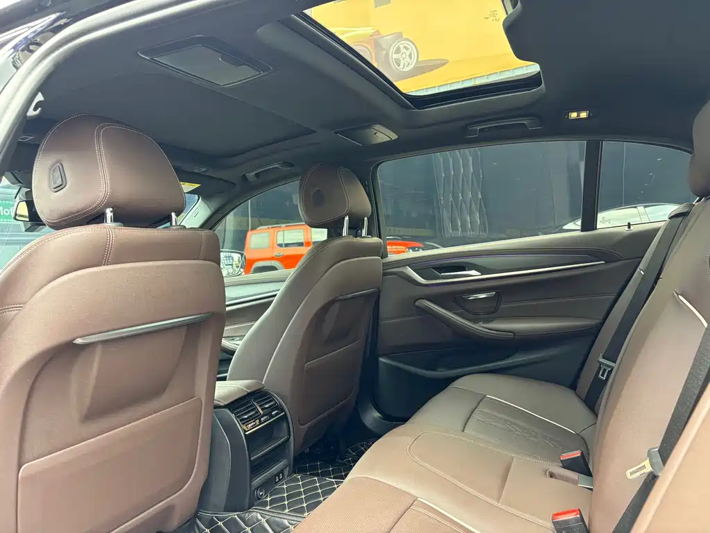 BMW 5 Series — миниатюра 13