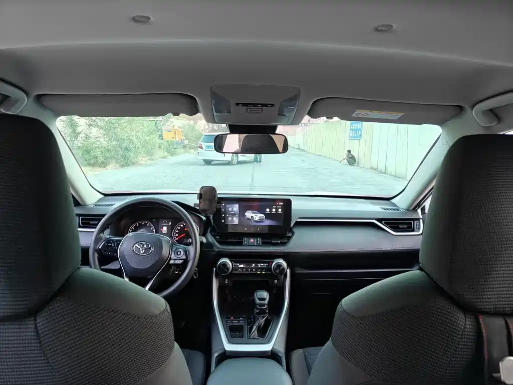 Toyota RAV4 — миниатюра 9