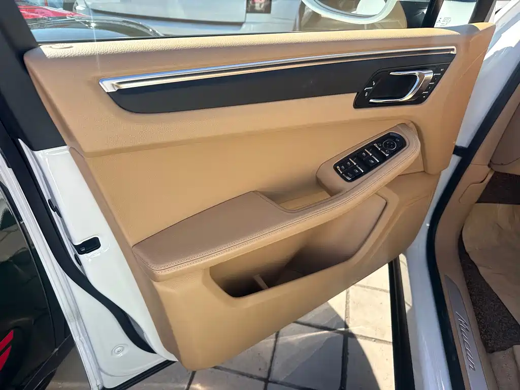 Porsche Macan — миниатюра 8