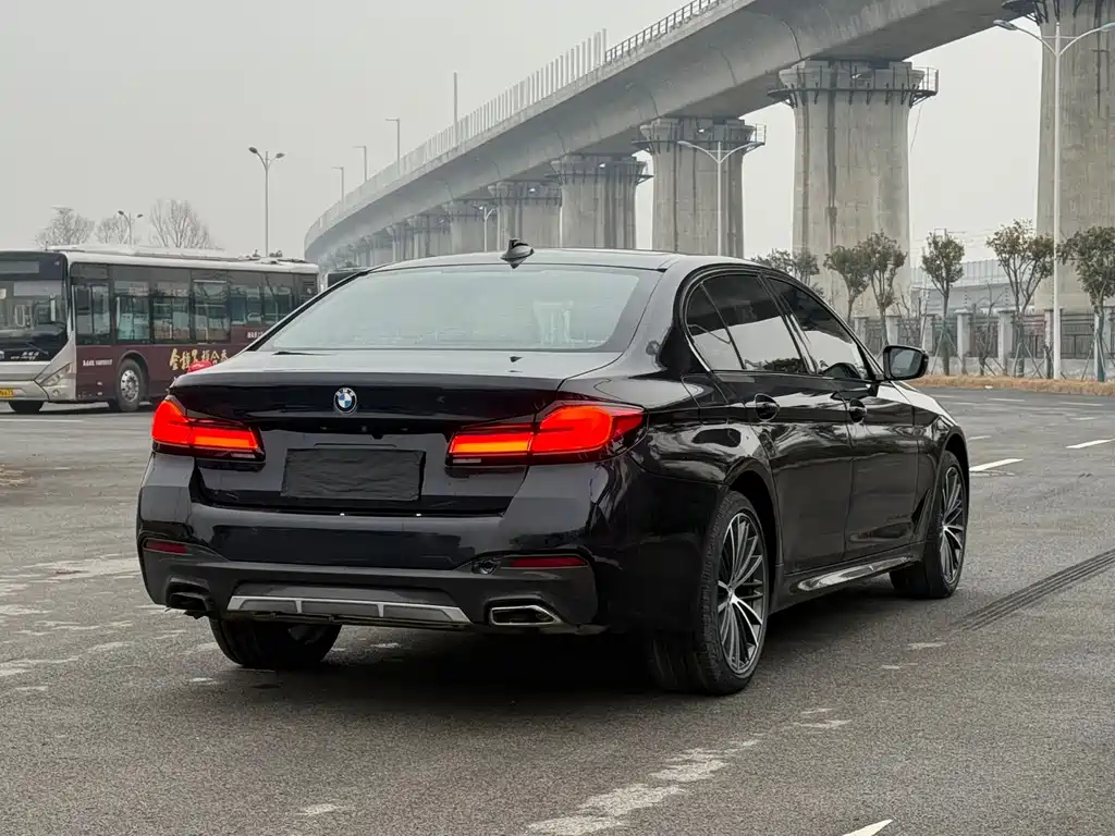 BMW 5 Series — миниатюра 7
