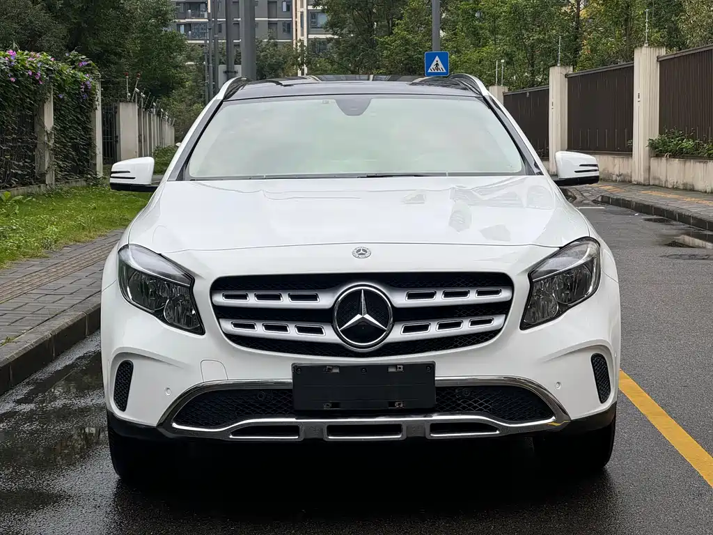 MERCEDES-BENZ GLA
