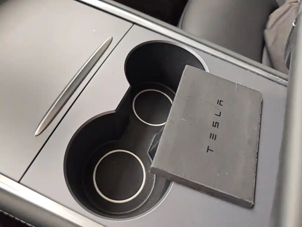 Tesla Model Y — миниатюра 9