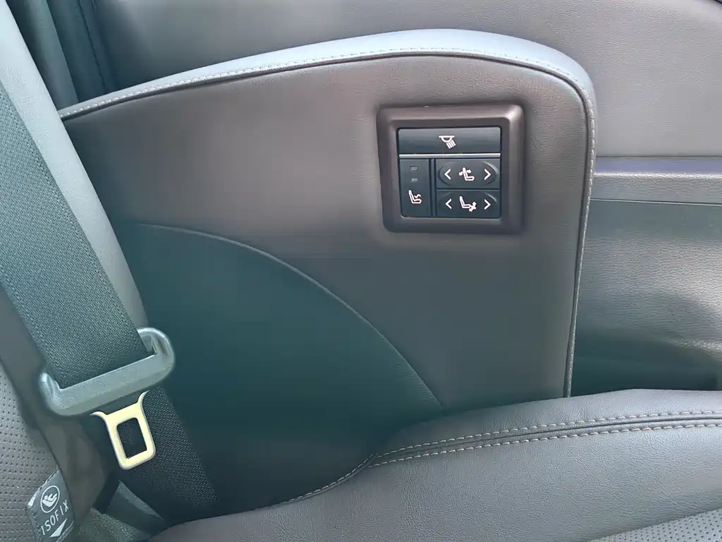 Toyota Granvia — миниатюра 11