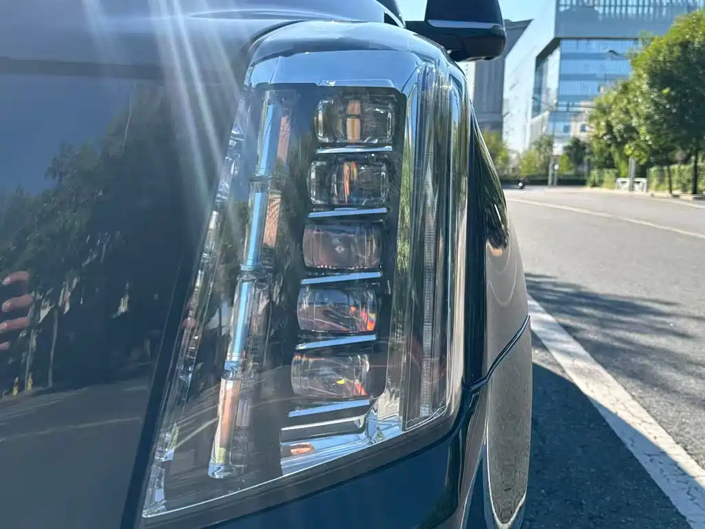 Cadillac Escalade — миниатюра 3