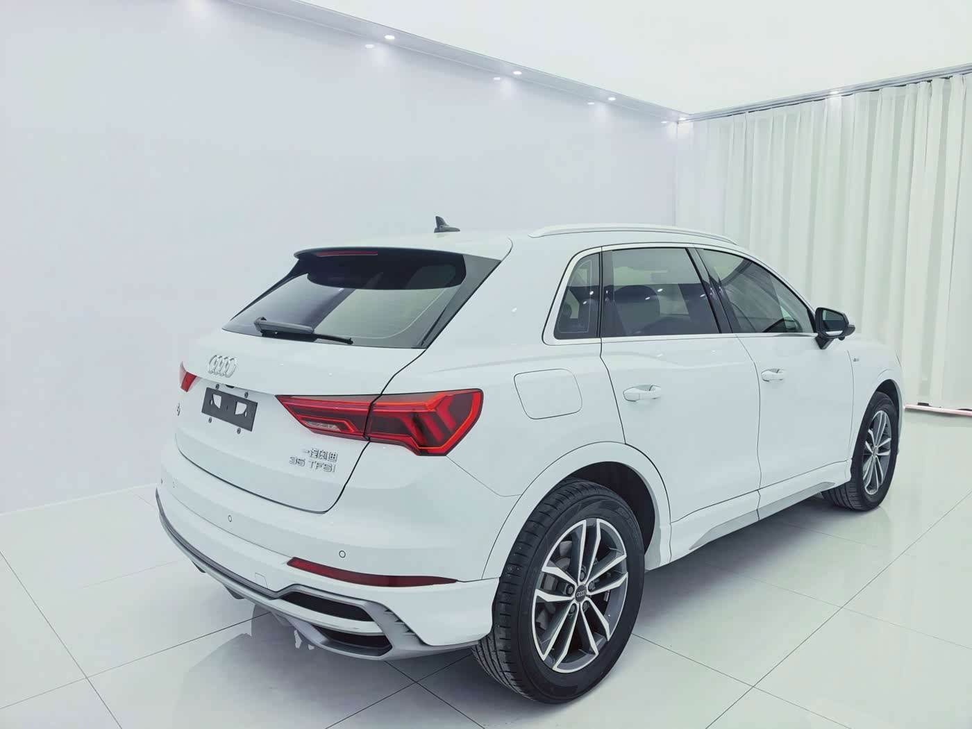 Audi Q3 1.4 л 2023 г. Белый, пробег 39000 км