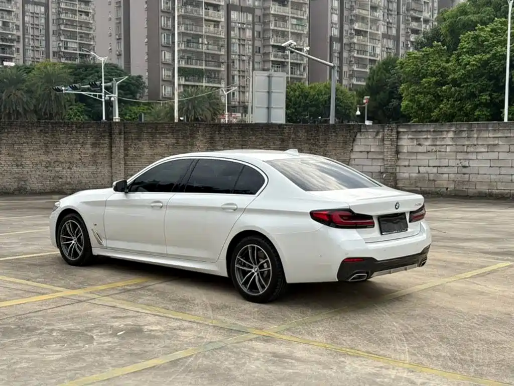 BMW 5 Series — миниатюра 6