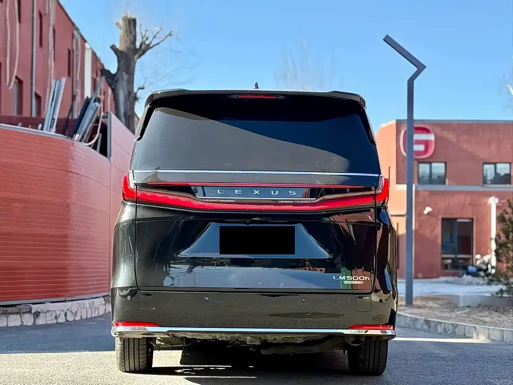 LEXUS LM