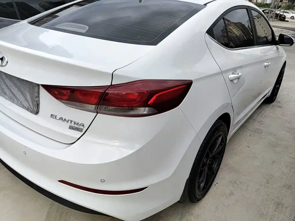 Hyundai Elantra — миниатюра 8