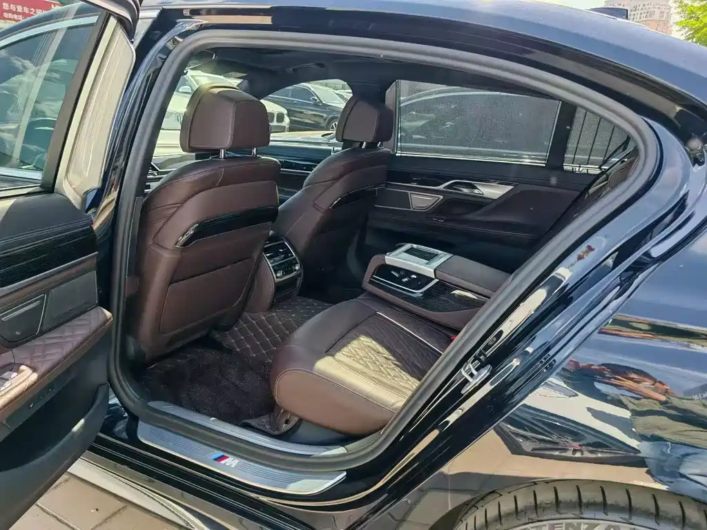 BMW 7 Series — миниатюра 6