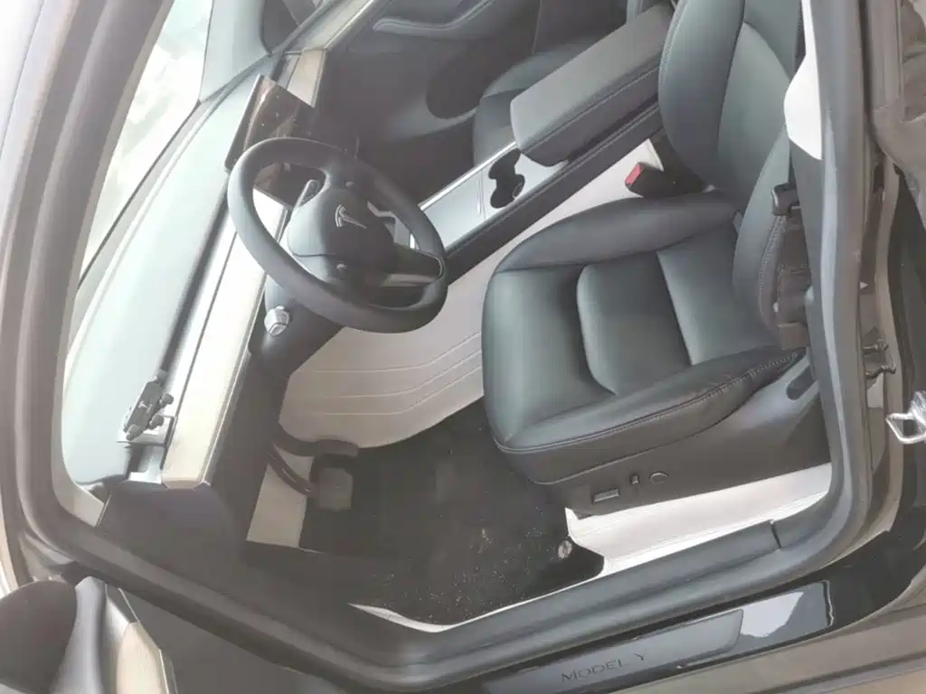 Tesla Model Y — миниатюра 15
