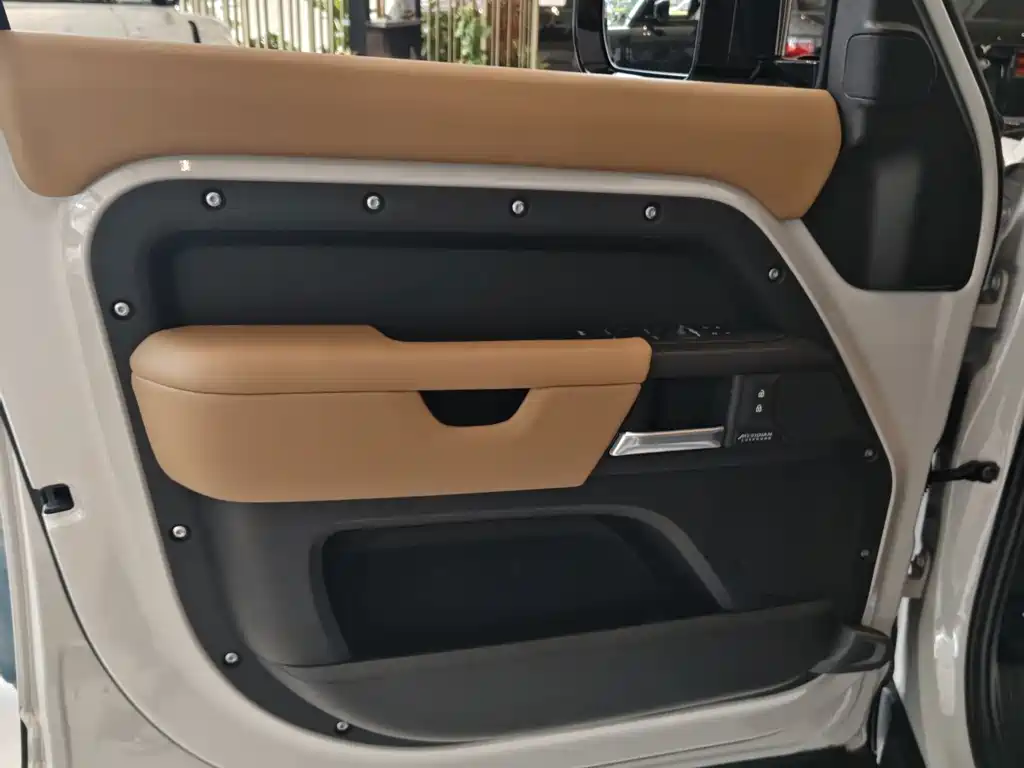 Land Rover Defender — миниатюра 4