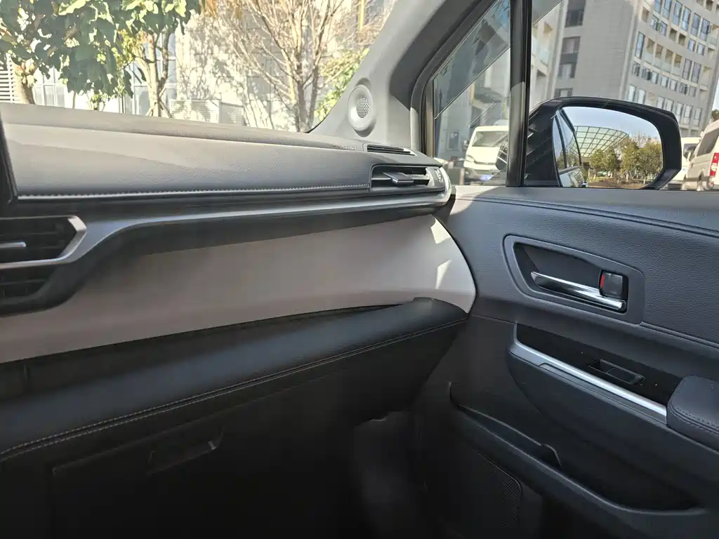 Toyota Granvia — миниатюра 22