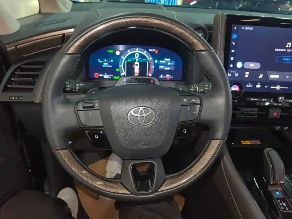 Toyota Alphard — миниатюра 11