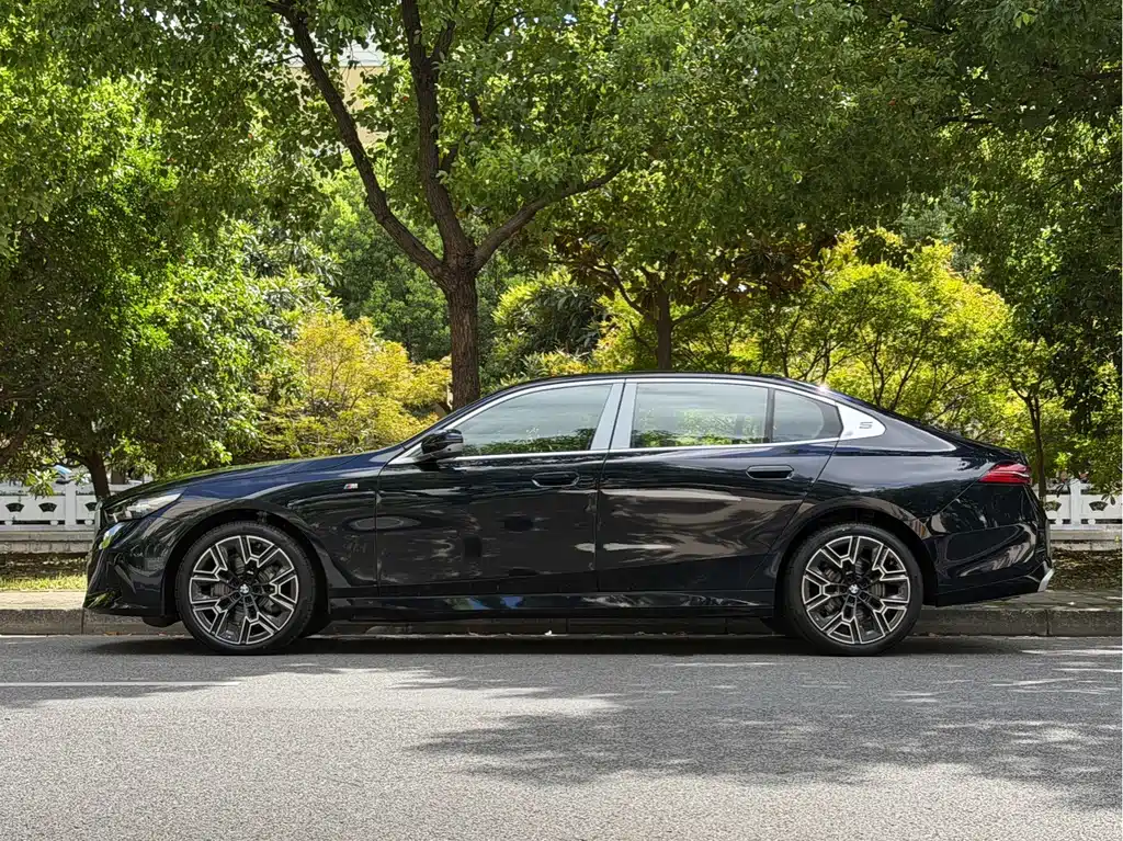 BMW 5 Series — миниатюра 7
