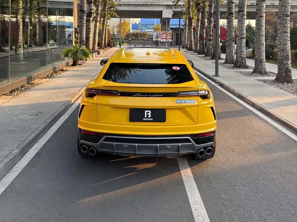LAMBORGHINI URUS