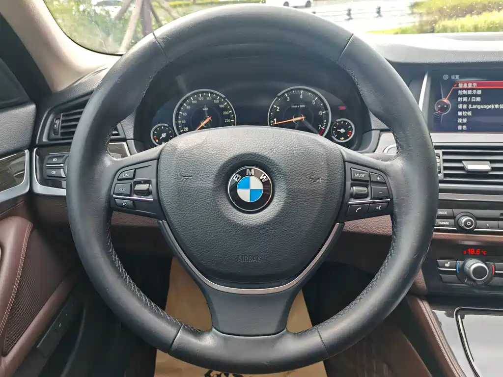 BMW 5 Series — миниатюра 11