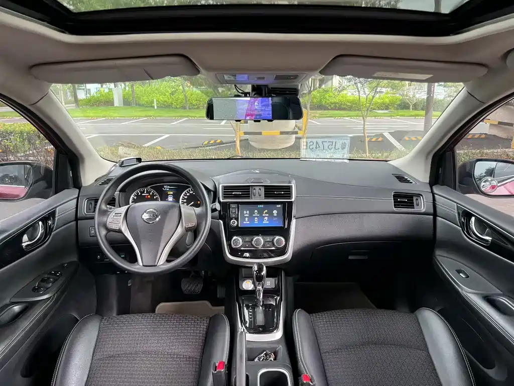 Nissan Tiida — миниатюра 8