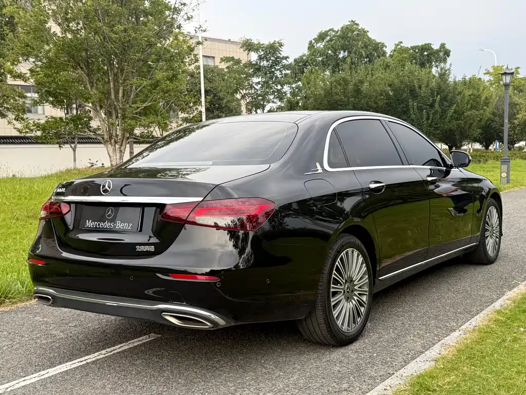 Mercedes-Benz E-Class — миниатюра 7
