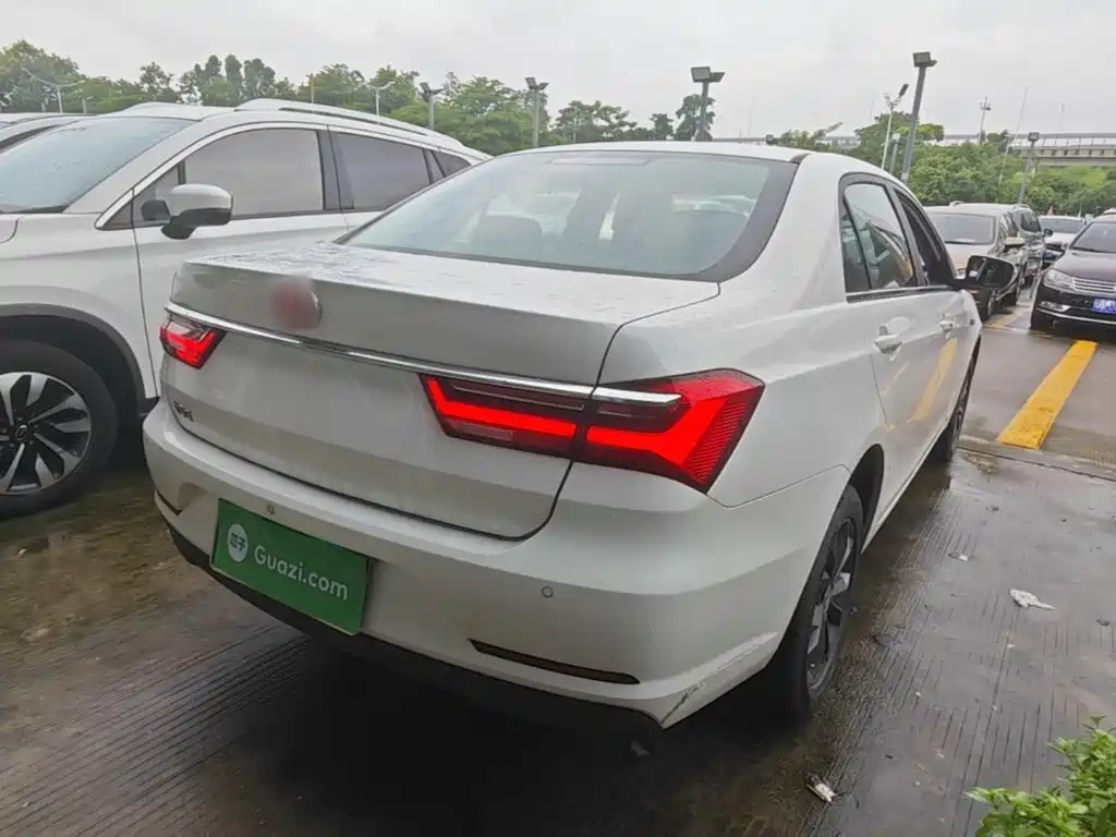 BYD Qin — миниатюра 7
