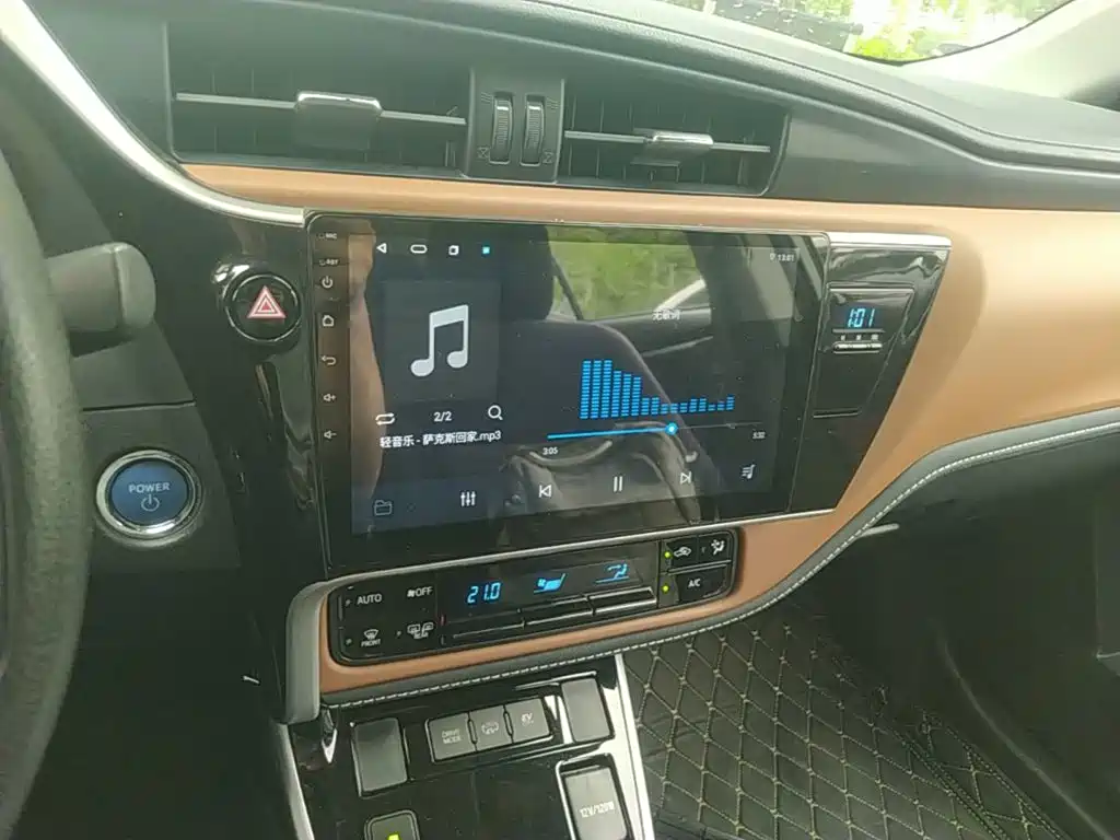 Toyota Corolla Hybrid — миниатюра 13