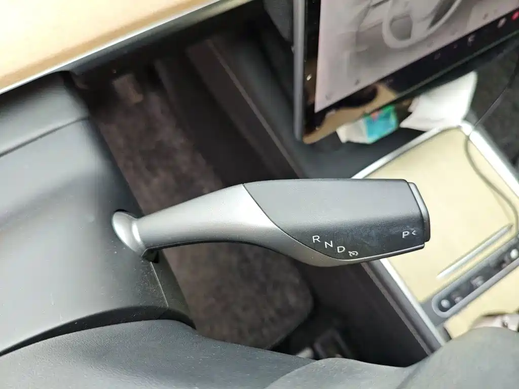 Tesla Model Y — миниатюра 11