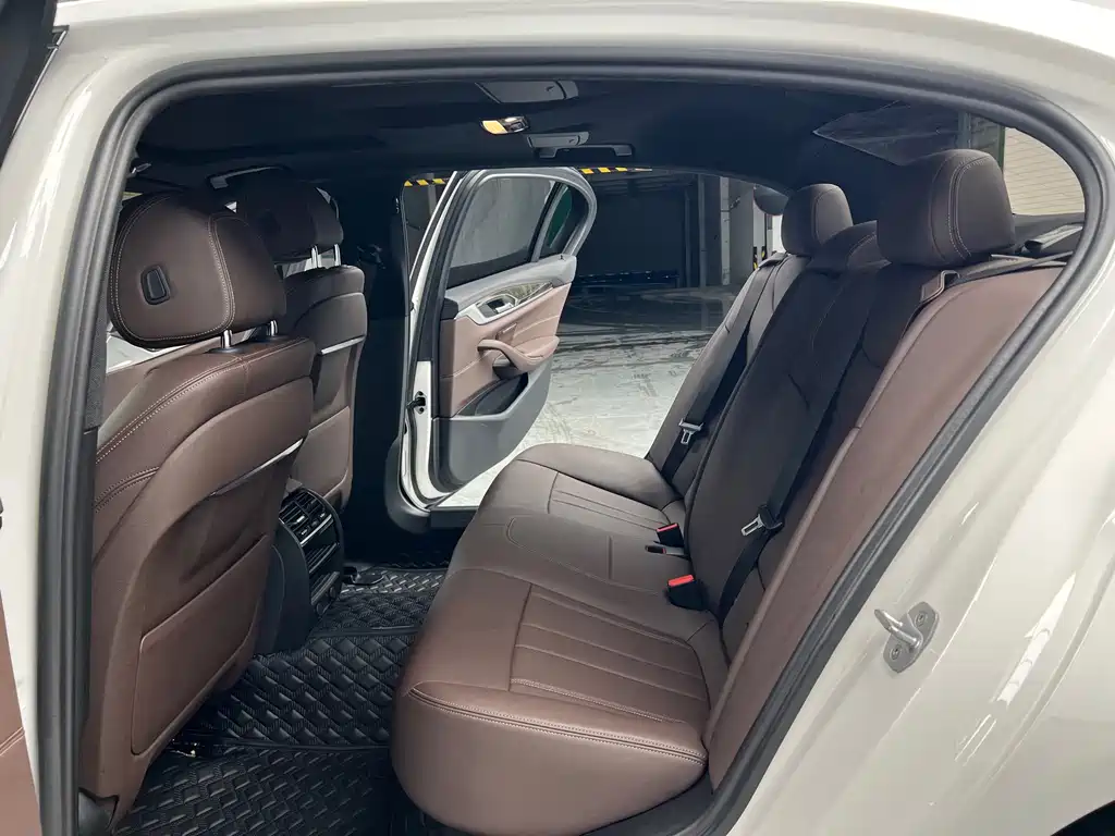 BMW 5 Series — миниатюра 6