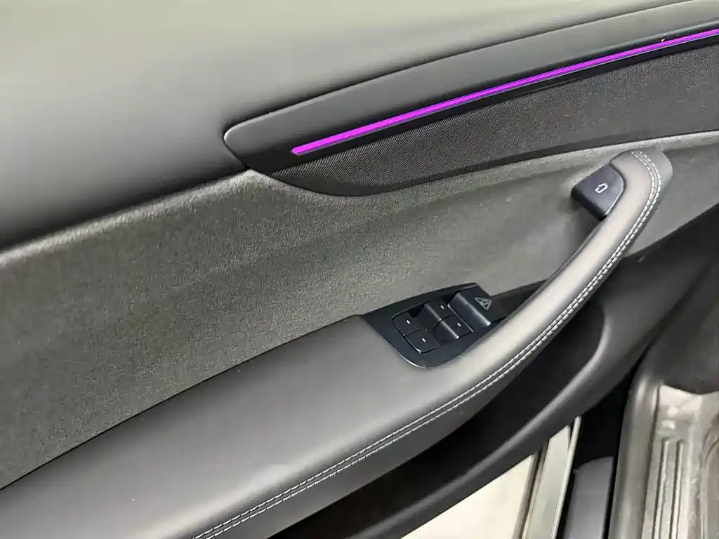 Tesla Model Y — миниатюра 2