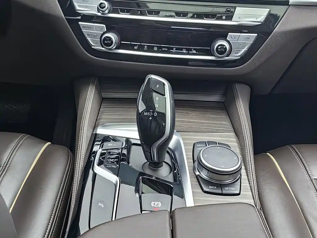BMW 5 Series — миниатюра 13