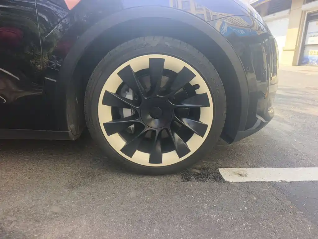 Tesla Model Y — миниатюра 8