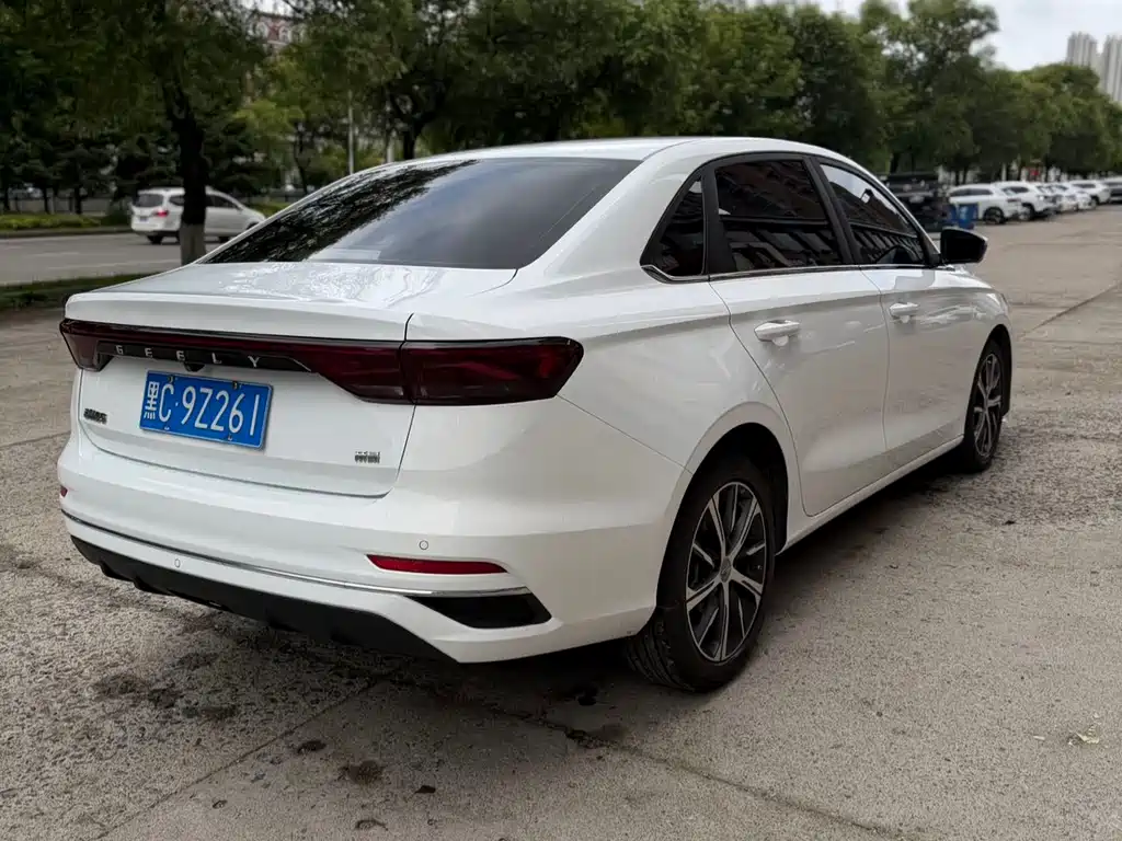Geely Emgrand 2022 4 1.5L CVT Luxury