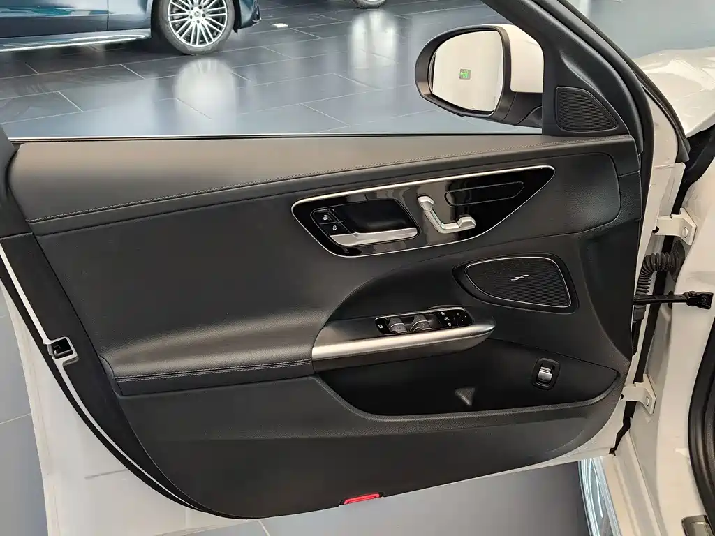 Mercedes-Benz C-Class — миниатюра 7