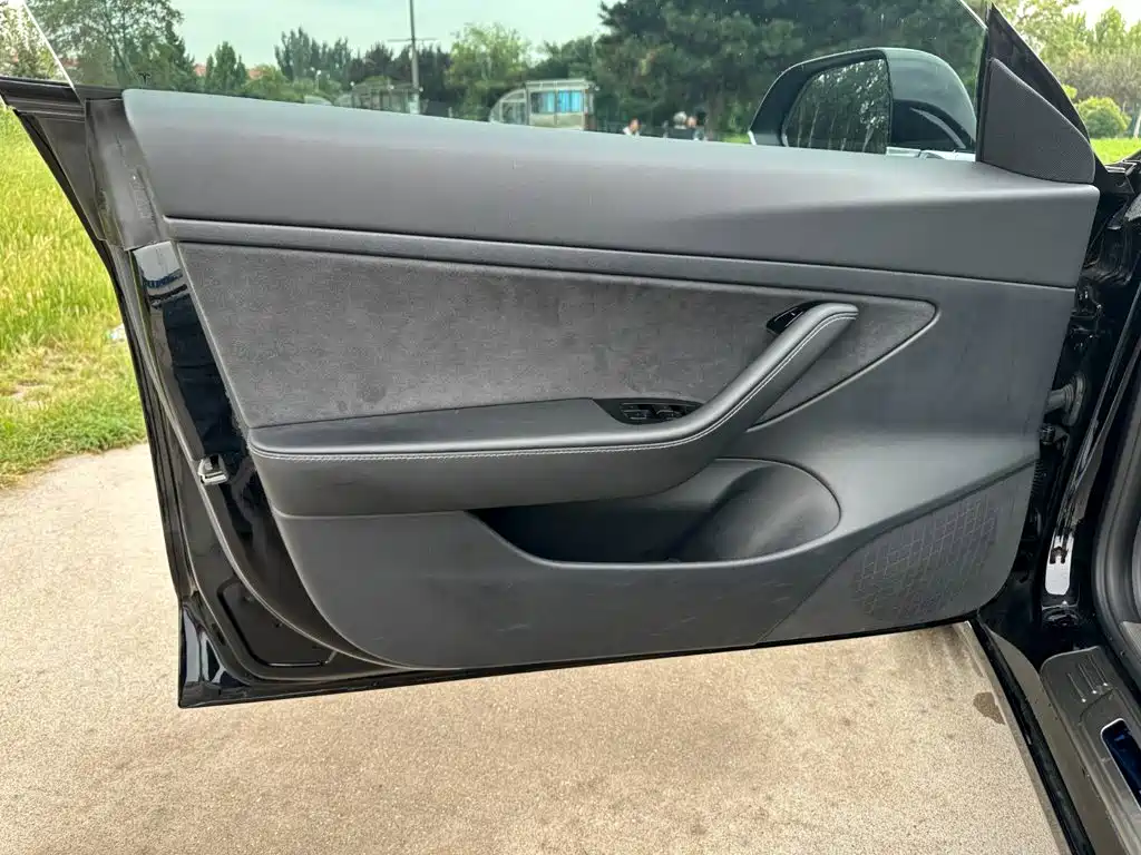 Tesla Model 3 — миниатюра 12