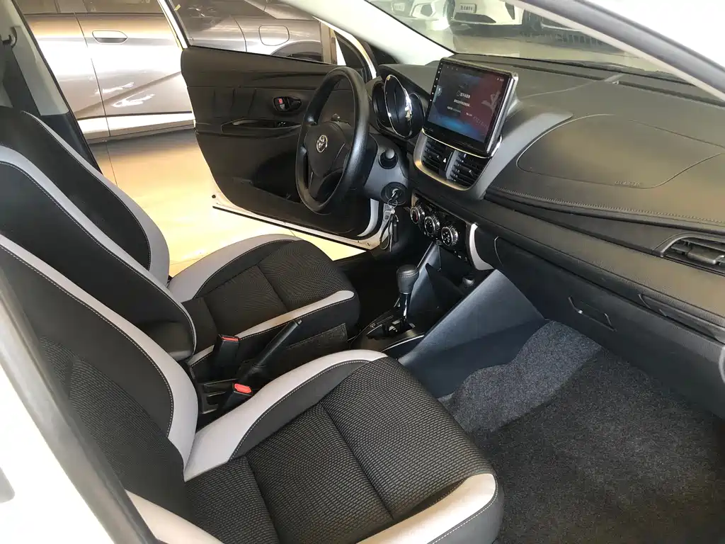 Toyota Yaris L — миниатюра 4