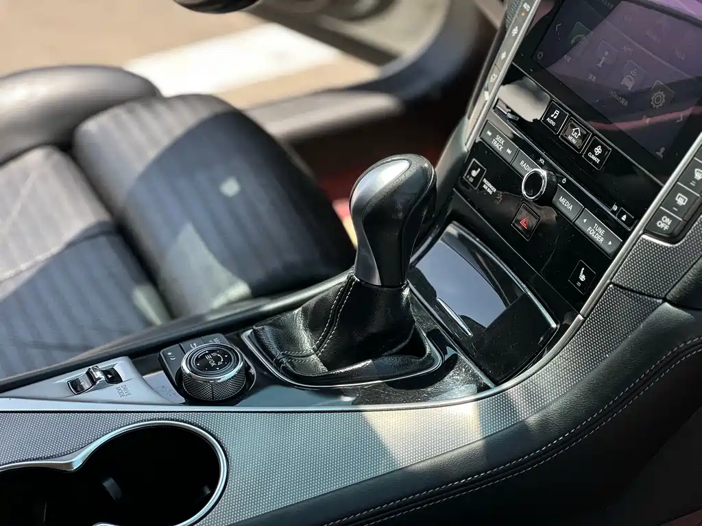 Infiniti Q50 2014 3.7L Luxury Sport