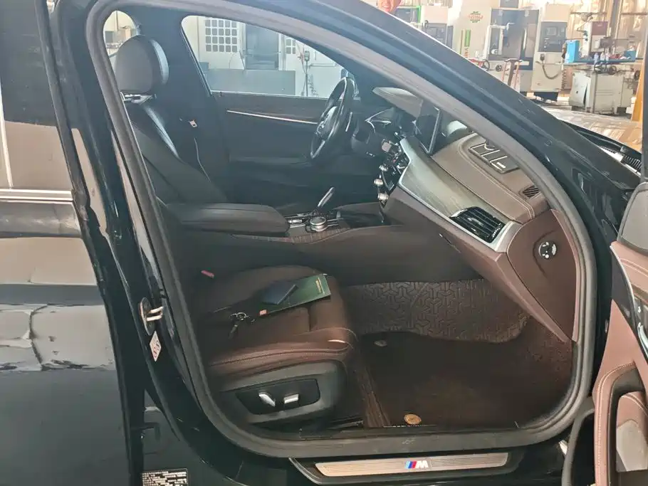 BMW 5 Series — миниатюра 8
