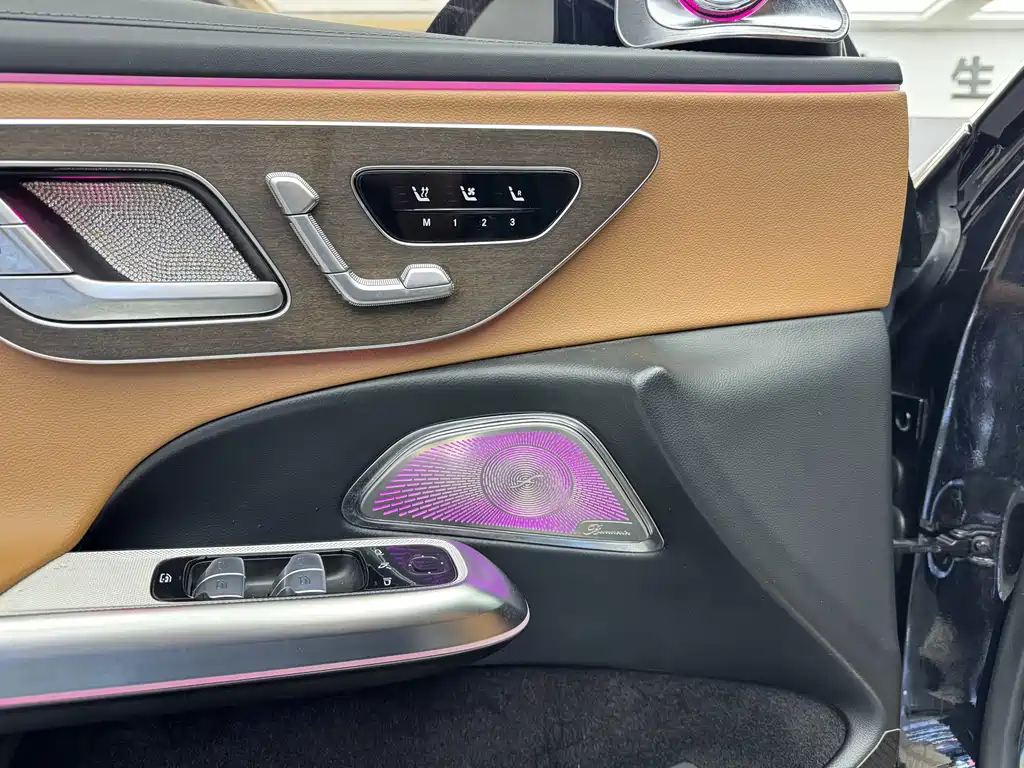 Mercedes-Benz E-Class — миниатюра 11