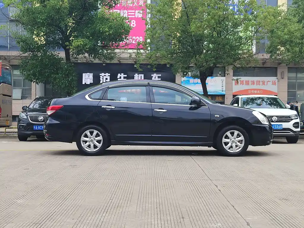 Nissan Sylphy 2016 1.6XE MT Lead