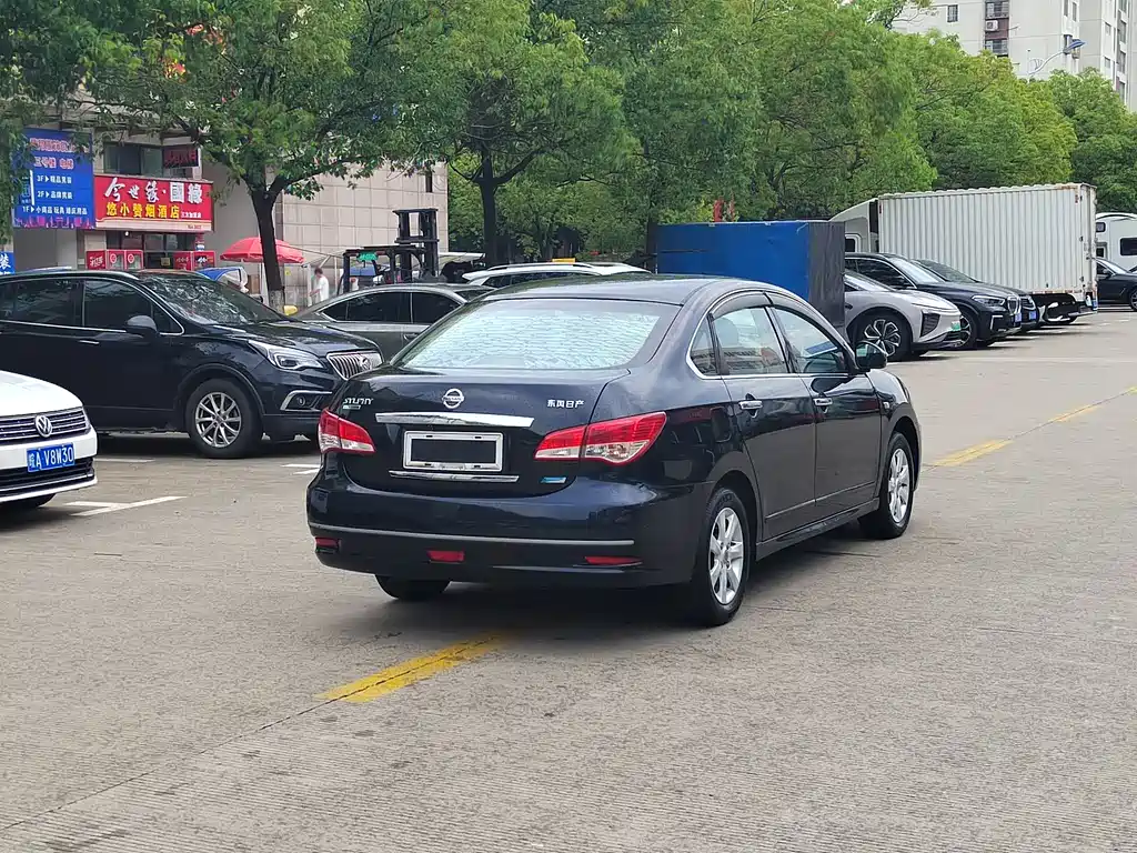 Nissan Sylphy 2016 1.6XE MT Lead