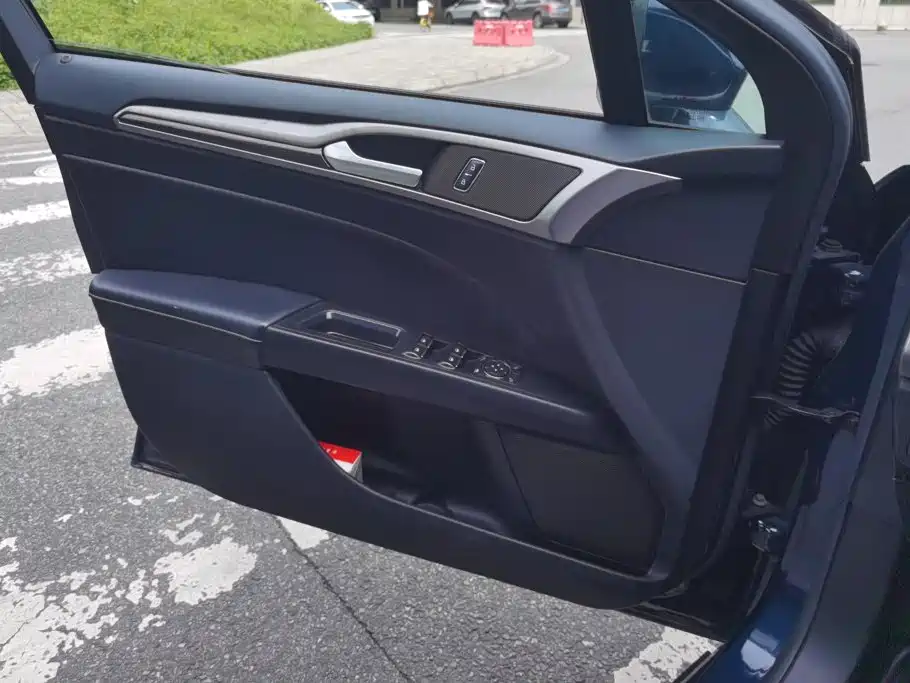 Ford Mondeo — миниатюра 7