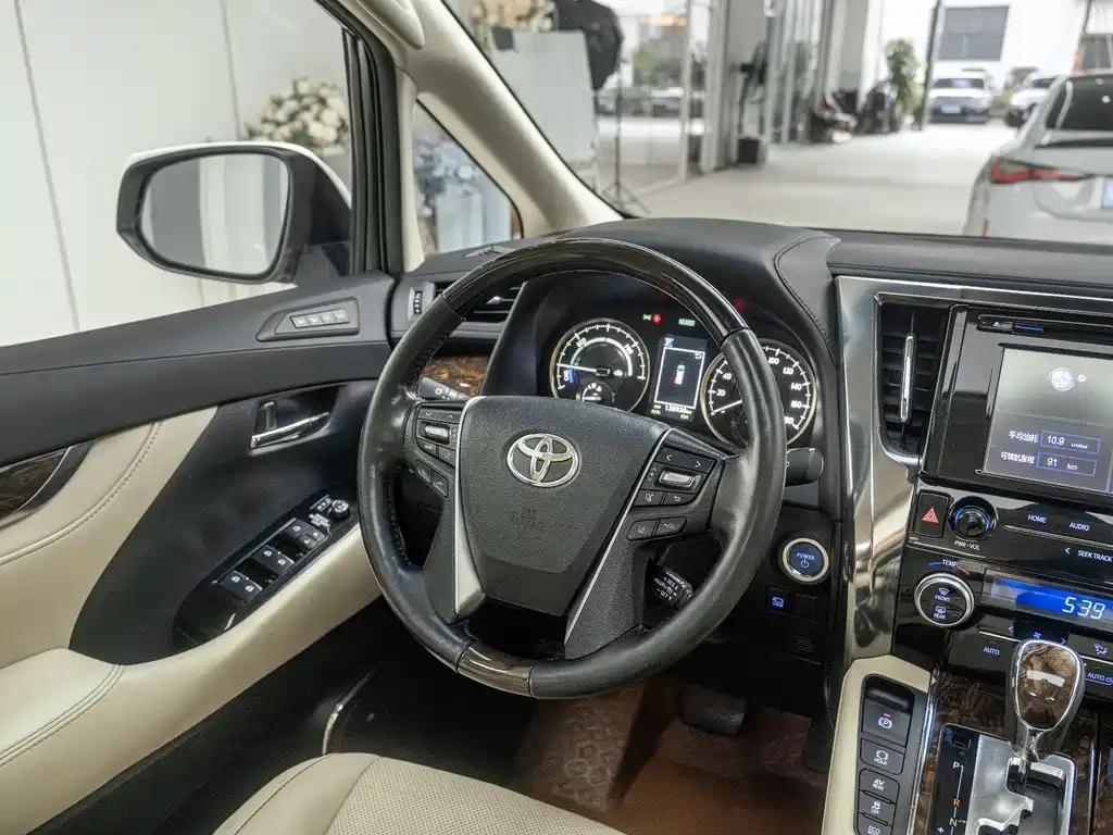 Toyota Alphard — миниатюра 9