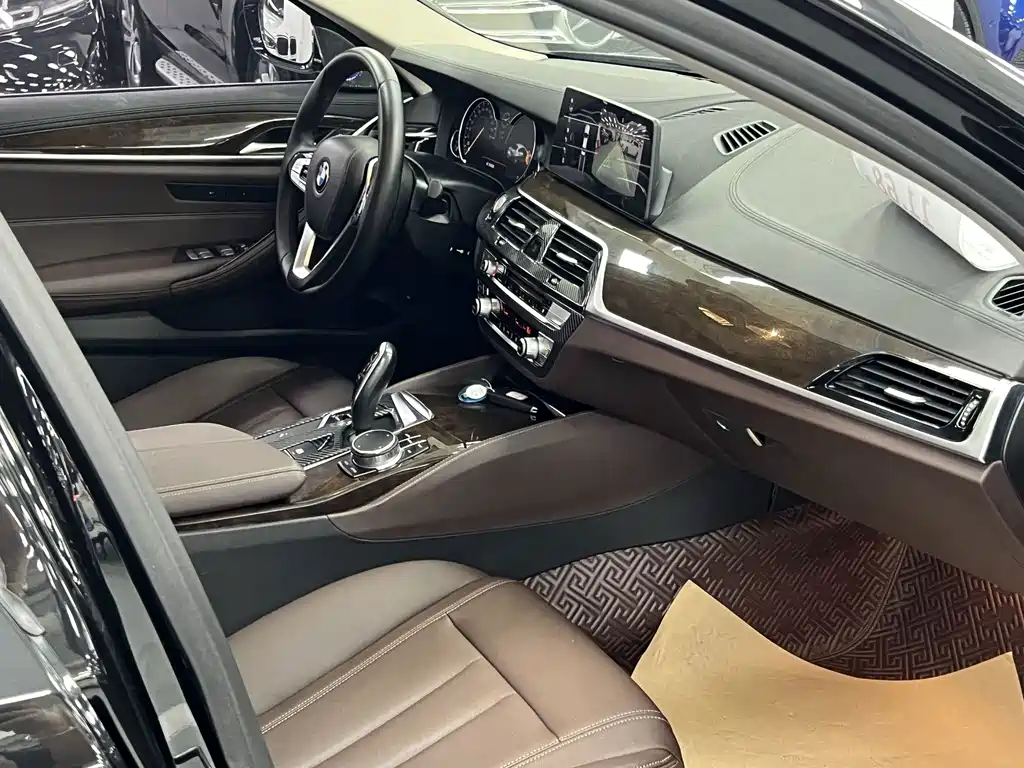 BMW 5 Series — миниатюра 8