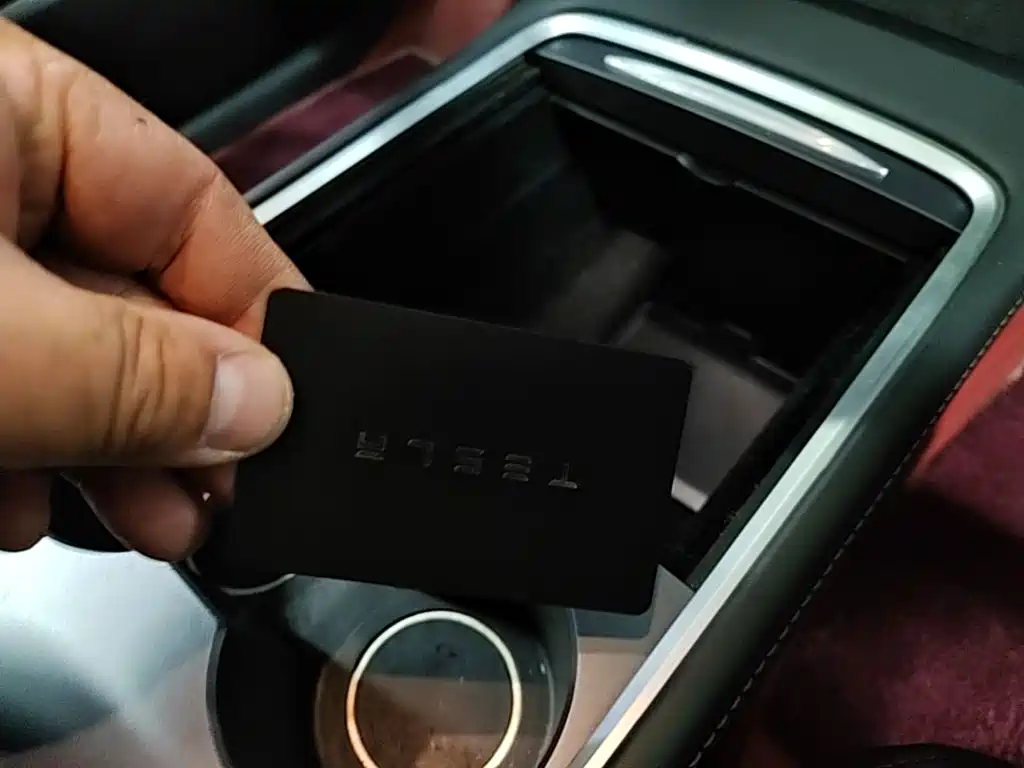 Tesla Model Y — миниатюра 9