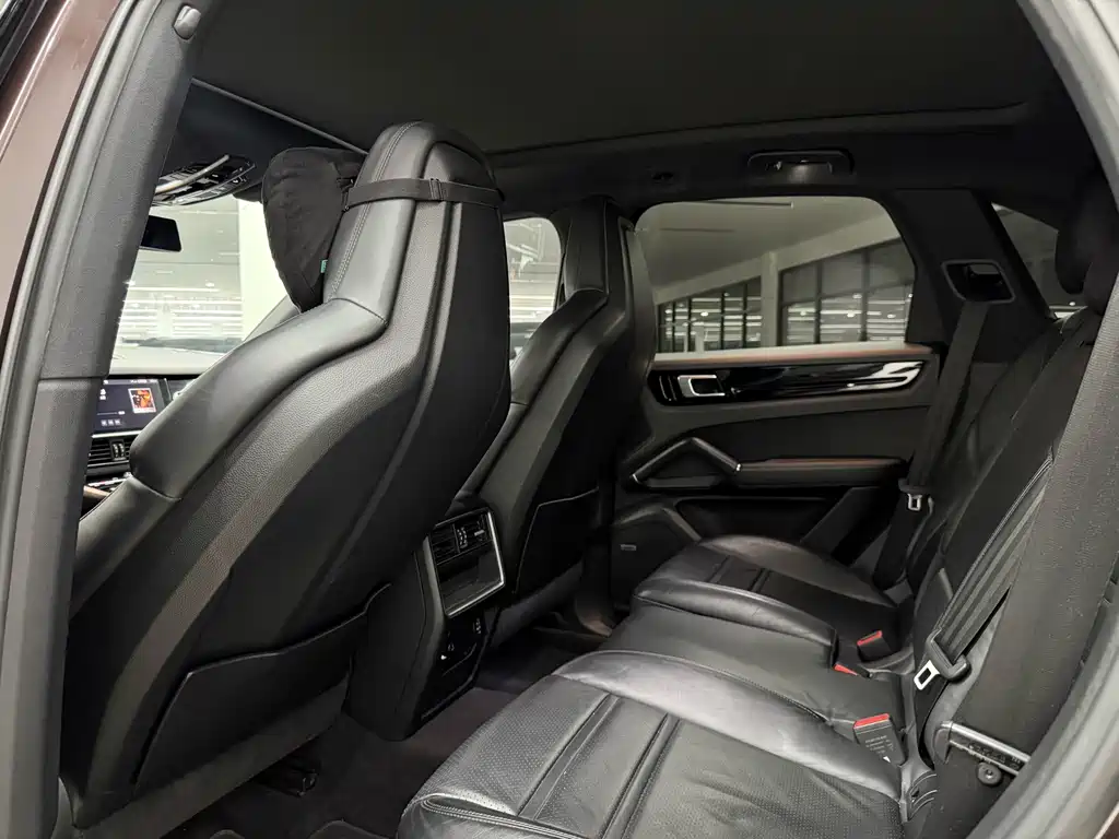 Porsche Cayenne — миниатюра 5