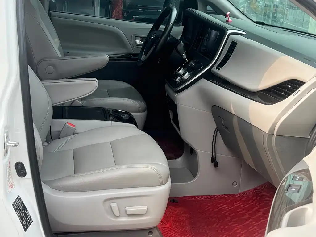 Toyota Sienna — миниатюра 6
