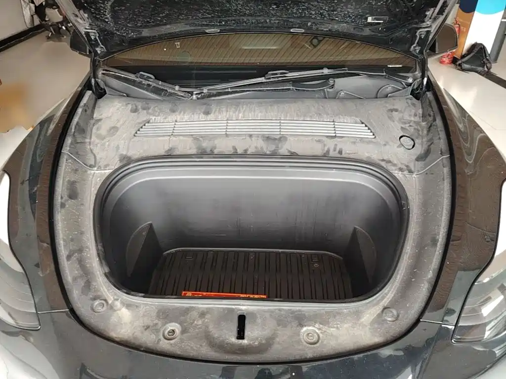 Tesla Model Y — миниатюра 20