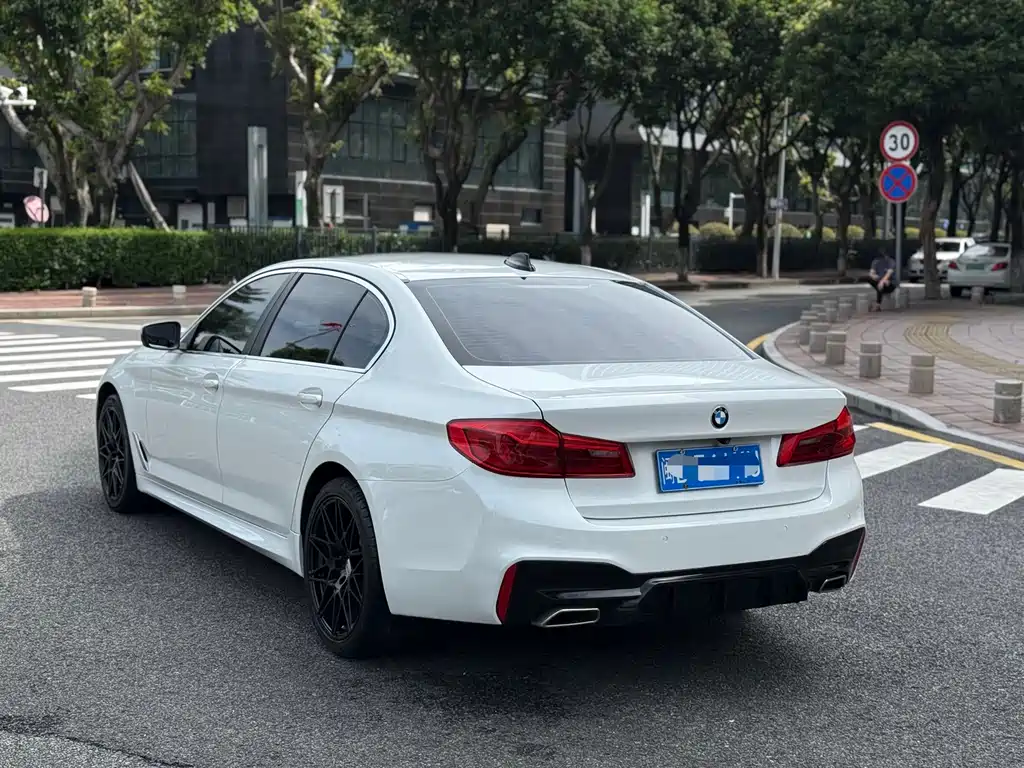 BMW 5 Series — миниатюра 9