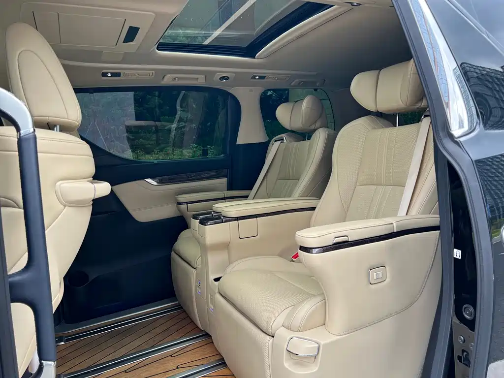 Toyota Alphard — миниатюра 9
