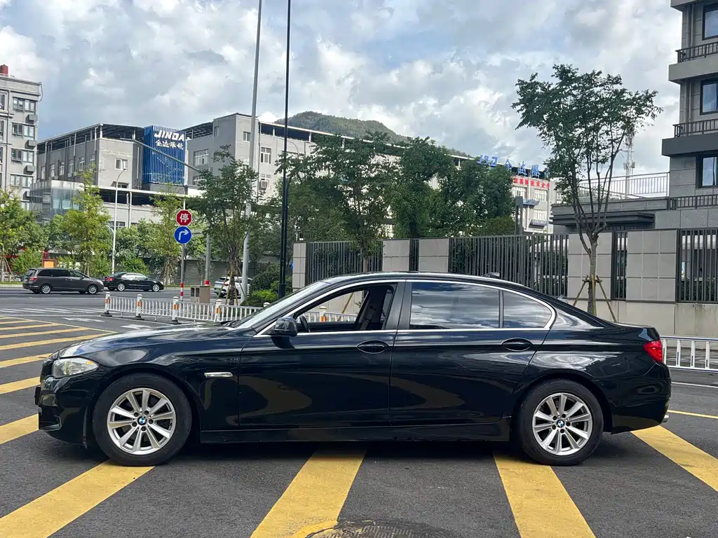 BMW 5 Series — миниатюра 4