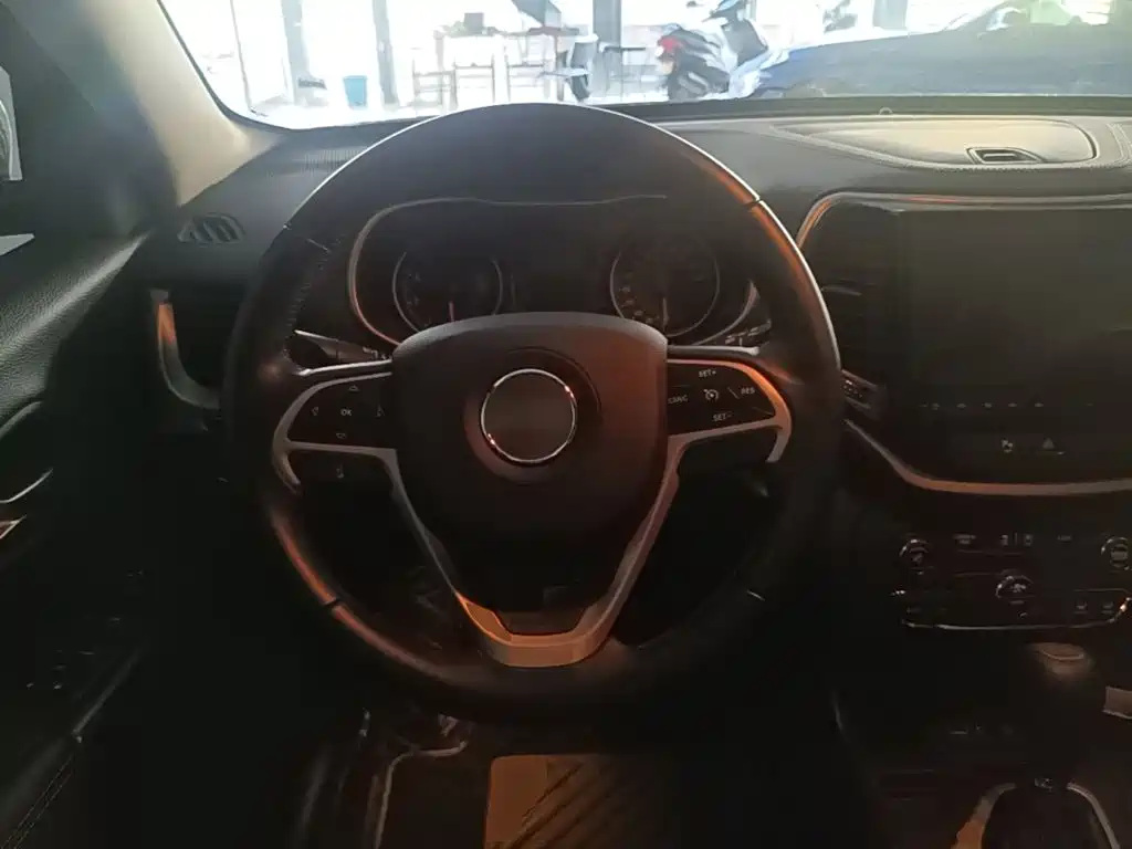 Jeep Cherokee — миниатюра 11