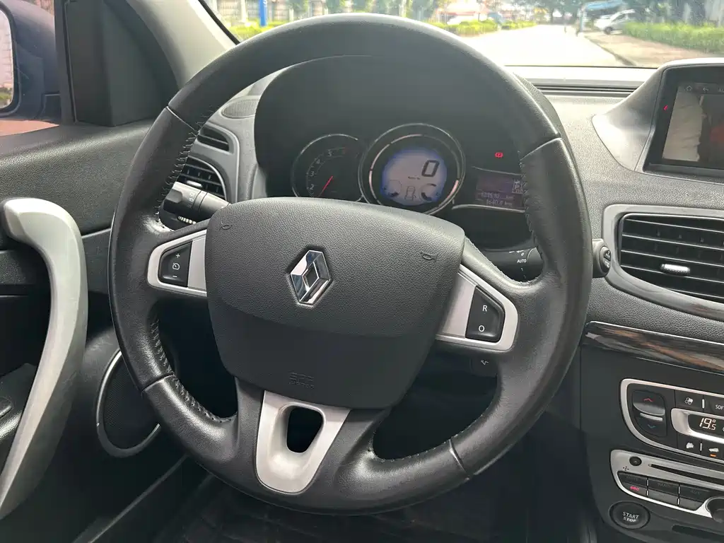 Renault Fluence — миниатюра 11